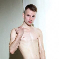 Nurse twink Kamyk Walker bareback riding in redhead threeway